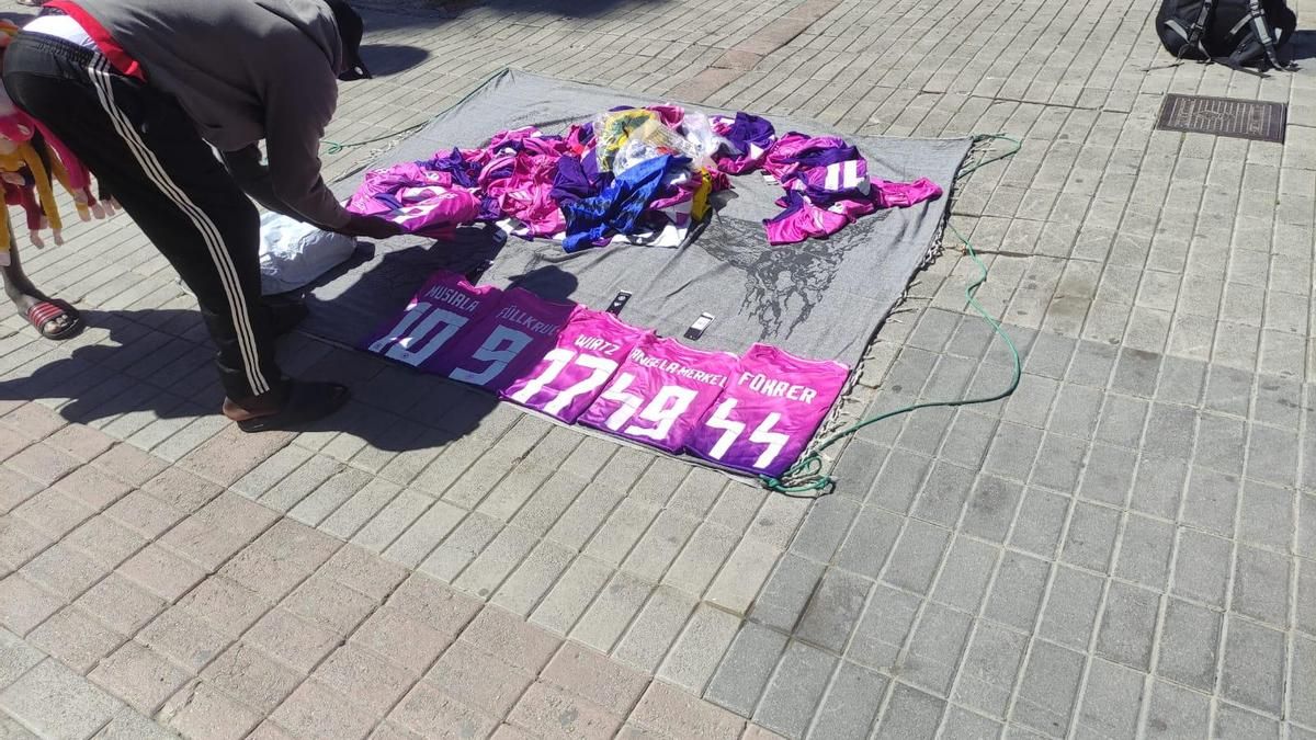 Wird weiter angeboten: Das Nazi-Trikot mit der Führer-Aufschrift.