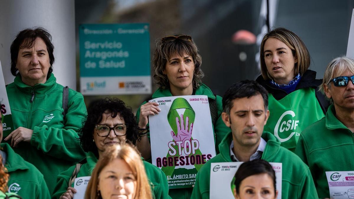 CSIF Aragón se concentra a las puertas del Salud para denunciar las agresiones a los profesionales sanitarios.