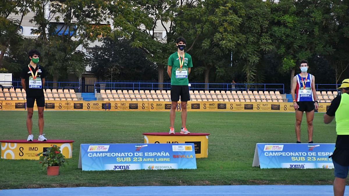 Lluís Fullana, en el tercer cajón del podio en 3.000 obstáculos.