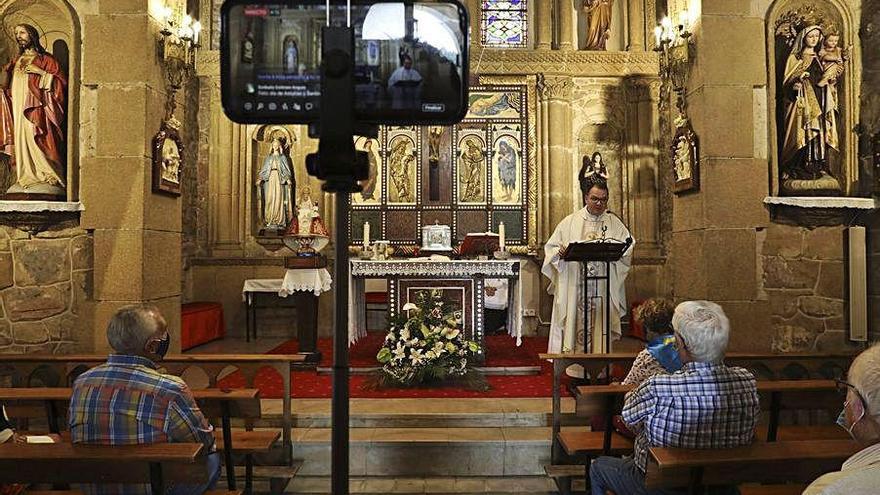 David Cuenca, ayer, durante la misa de la Santina.