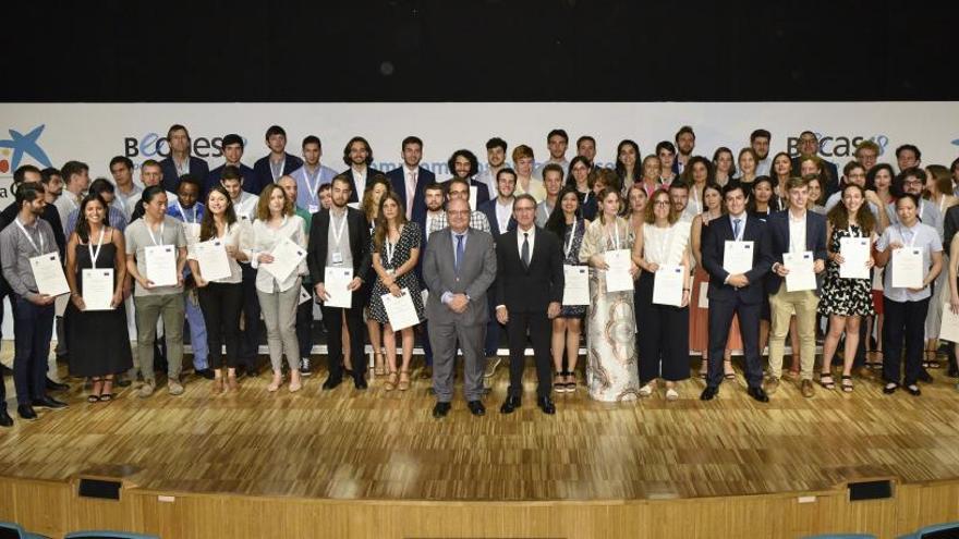 Jóvenes que han recibido la beca de la Caixa