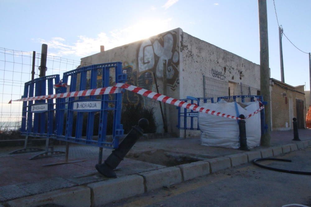 Las casas sufren derrumbes y el mar destruye porches y aceras y abre grandes socavones