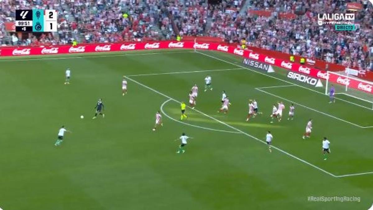 Momento del disparo de Mario García contra el Sporting