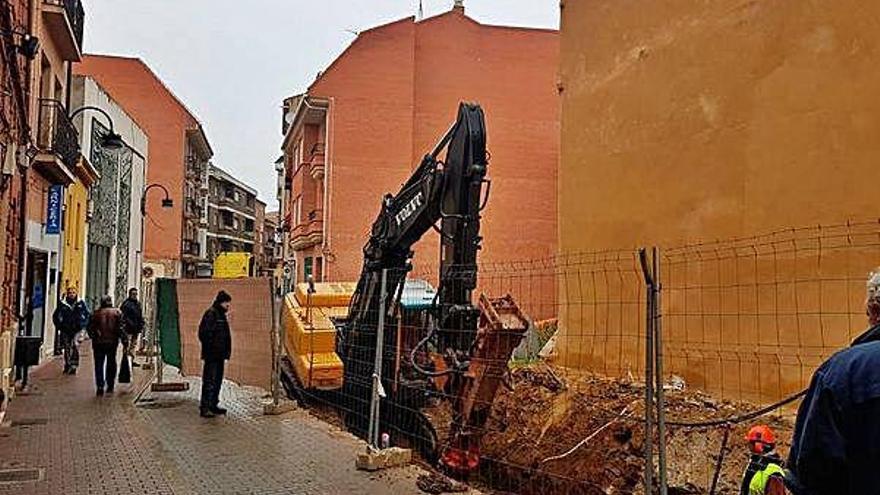 Arranca el &quot;hincado&quot; de raíles en la bodega que inicia el ensanche de Lagares