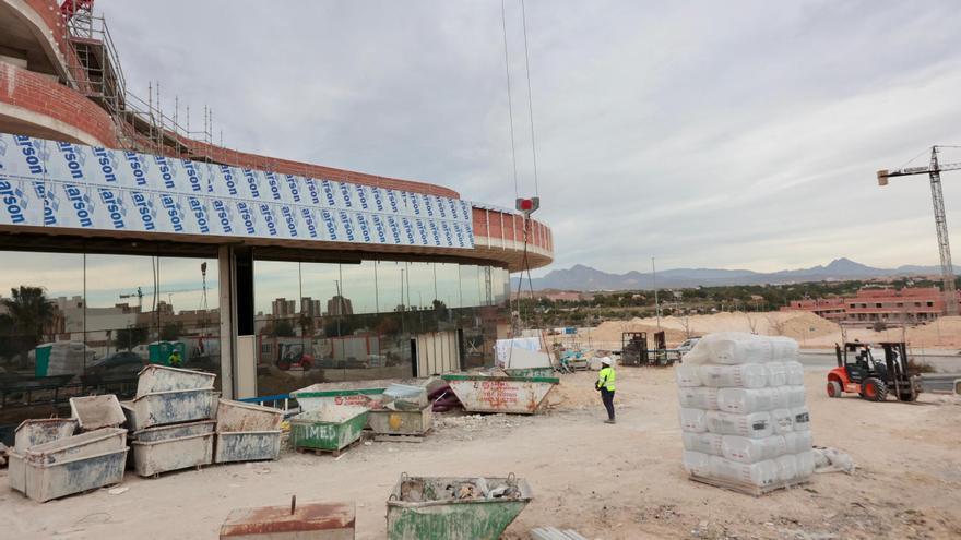 El Ayuntamiento suspende la demolición de las plantas &quot;extra&quot; del nuevo hospital privado de Alicante al ser regularizables