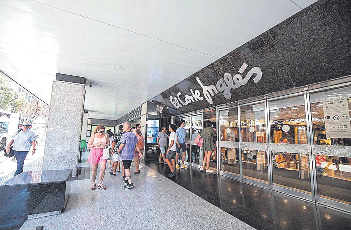 Ciudadanos entrando en El Corte Inglés de Avenidas.