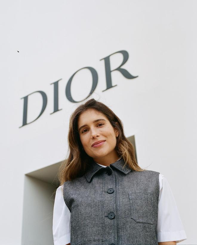 La llegada de Belén Hostalet al desfile de primavera-verano 2023 de Dior en París