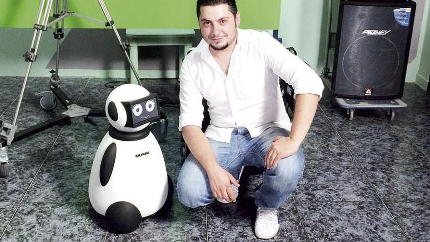 Un ingeniero gallego crea un robot domótico capaz de mantener una larga conversación