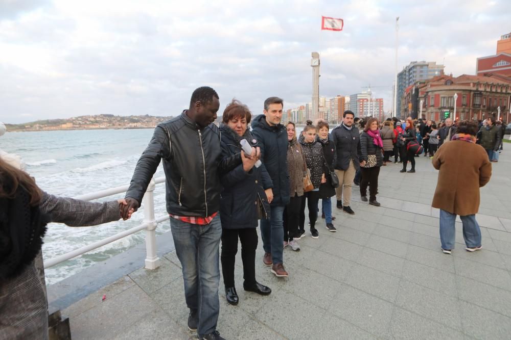 Cadena humana contra el racismo en Gijón.