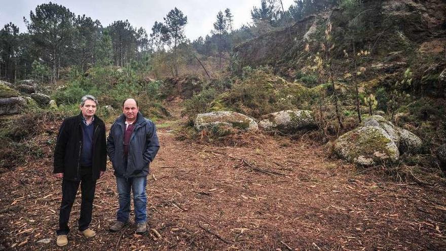 El alcalde de Meis y el presidente de los comuneros de San Vicente, en los terrenos que ocupará el futuro parque. // Iñaki Abella