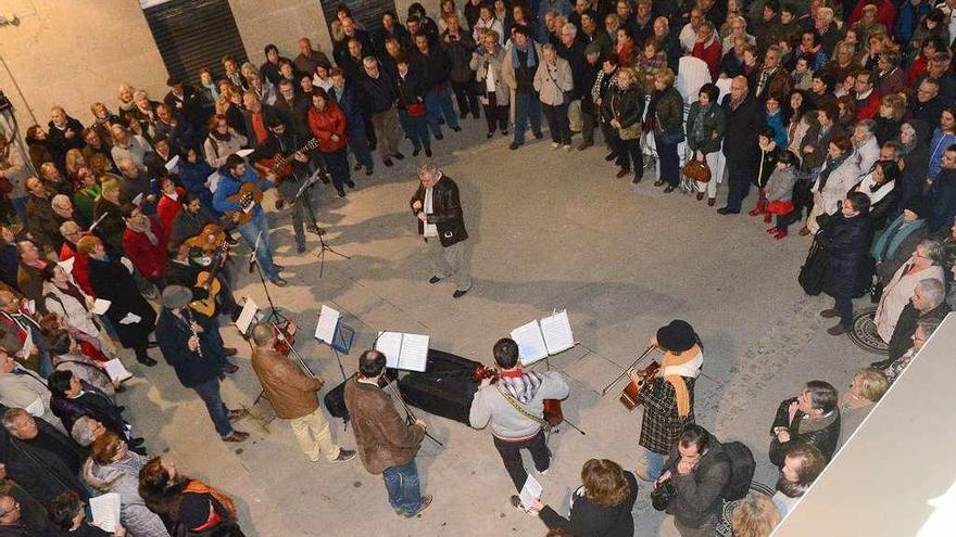 Actuación del Coro San José en la Praza do Arco. // Gonzalo Núñez