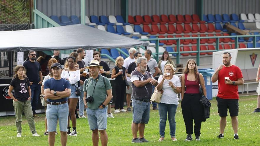 La noche rockera en el campo de La Cruz, para los mas incondicionales "y menos institucionales"