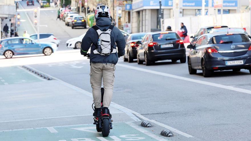 Un usuario 
de patinetes en el
carril bici de la calle 
Venezuela.  // Marta G. Brea