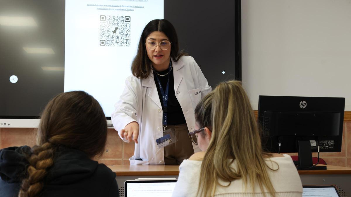 María Abellaneda, autora del estudio de la UCAM sobre adicción a internet, en un aula