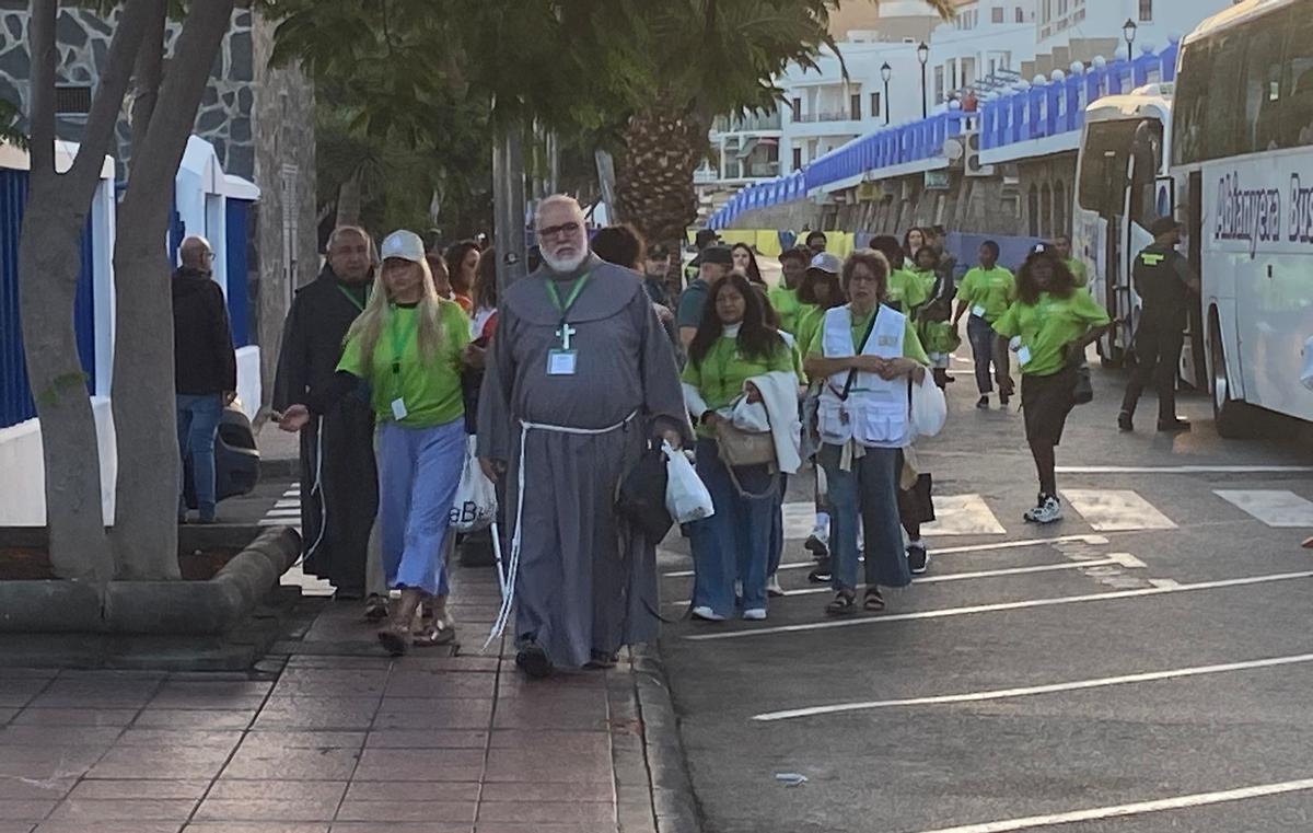 Llegada de los primeros asistentes al acto del papa León XIV en Arguineguín, en Gran Canaria