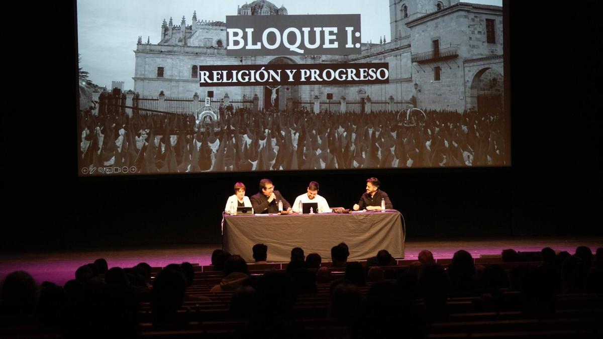 programa "PoZcas" sobre Semana Santa en el Teatro Ramos Carrión de Zamora