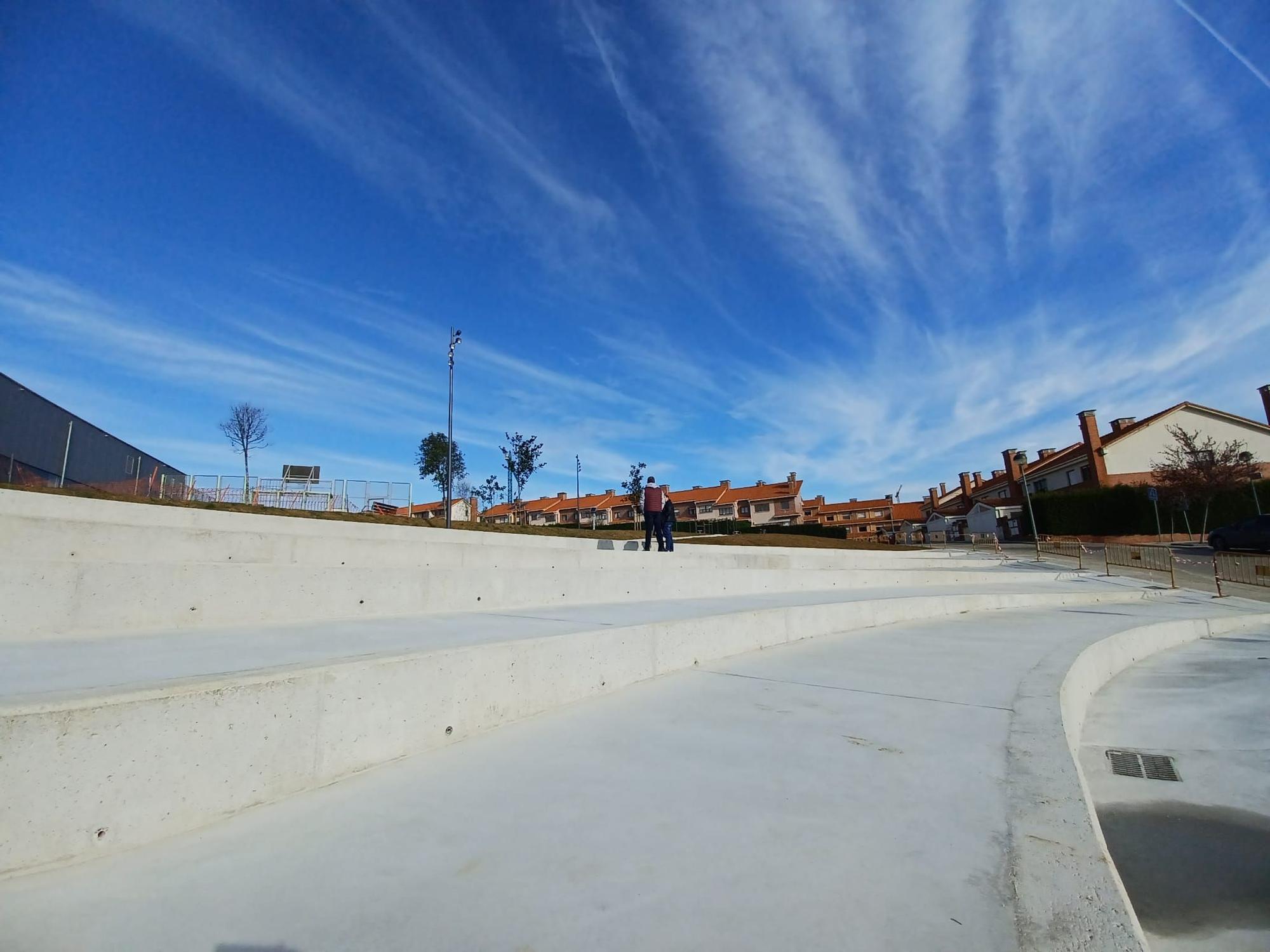 La Fresneda ya tiene su gran parque de ocio juvenil, con zona de calistenia, "tumbonas" de hormigón y punto de carga para móviles