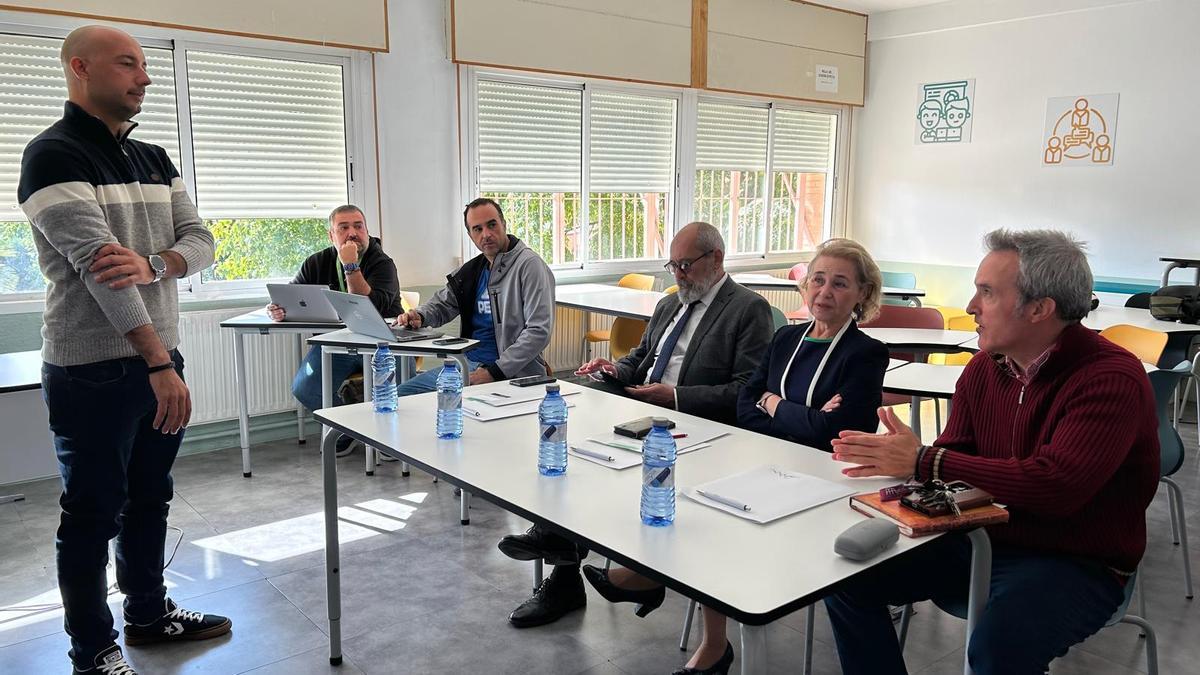 La consejera de Educación, Mercedes Vaquera, durante su visita al IES Albarregas para conocer el proyecto.