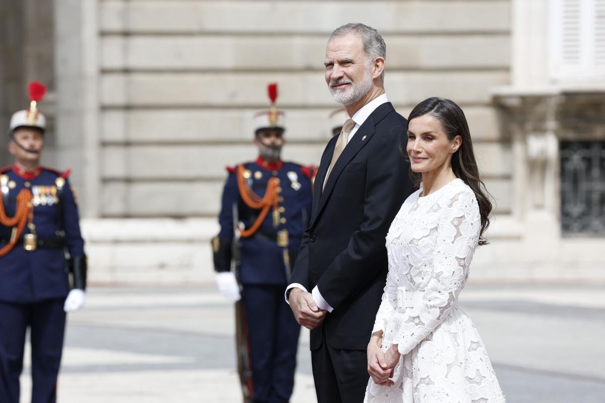Los reyes Felipe VI y Letizia, esperan en la Plaza de la Armería del Palacio Real la llegada del papa León XIV