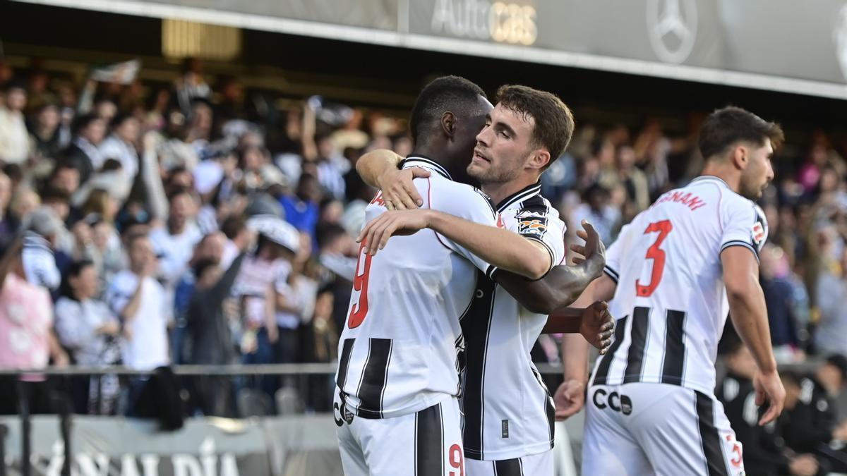 Pablo Santiago abraza a Ousmane Camara, a quien asistió en la acción del 1-0 al Granada.