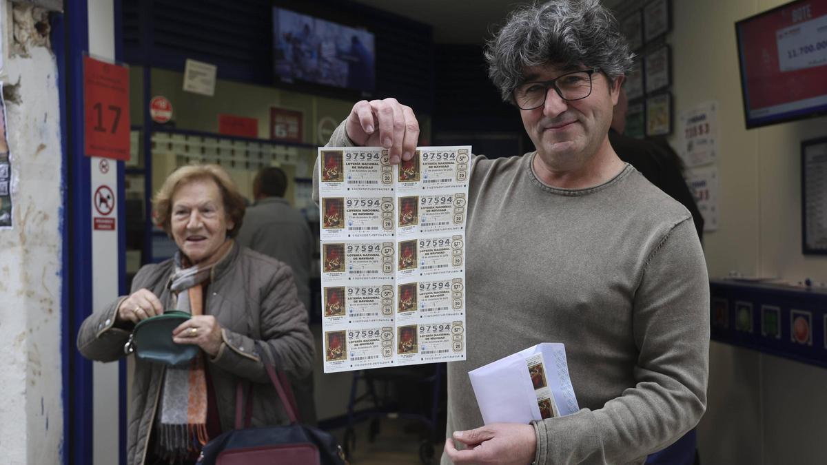 Miguel, tras comprar lotería en la Avenida Primer de Maig de Paiporta.