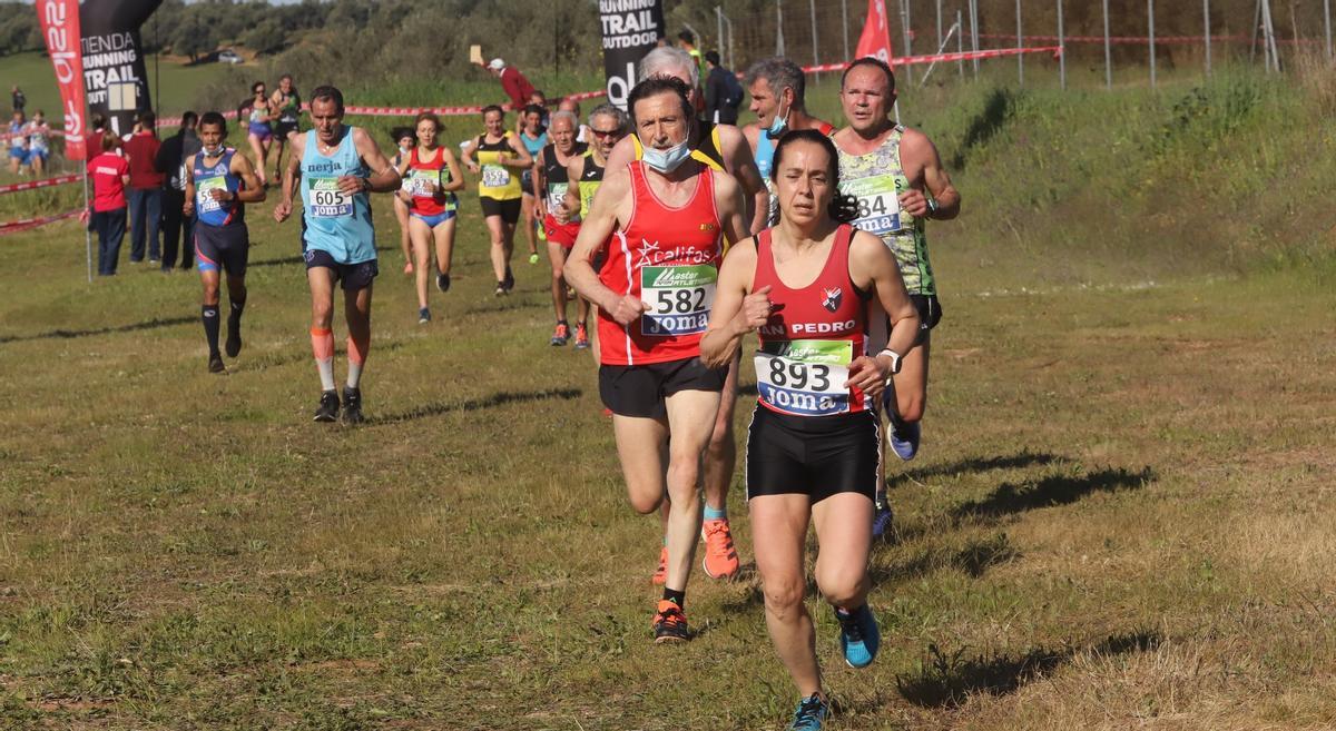 Un grupo de atletas, durante una prueba de cross.