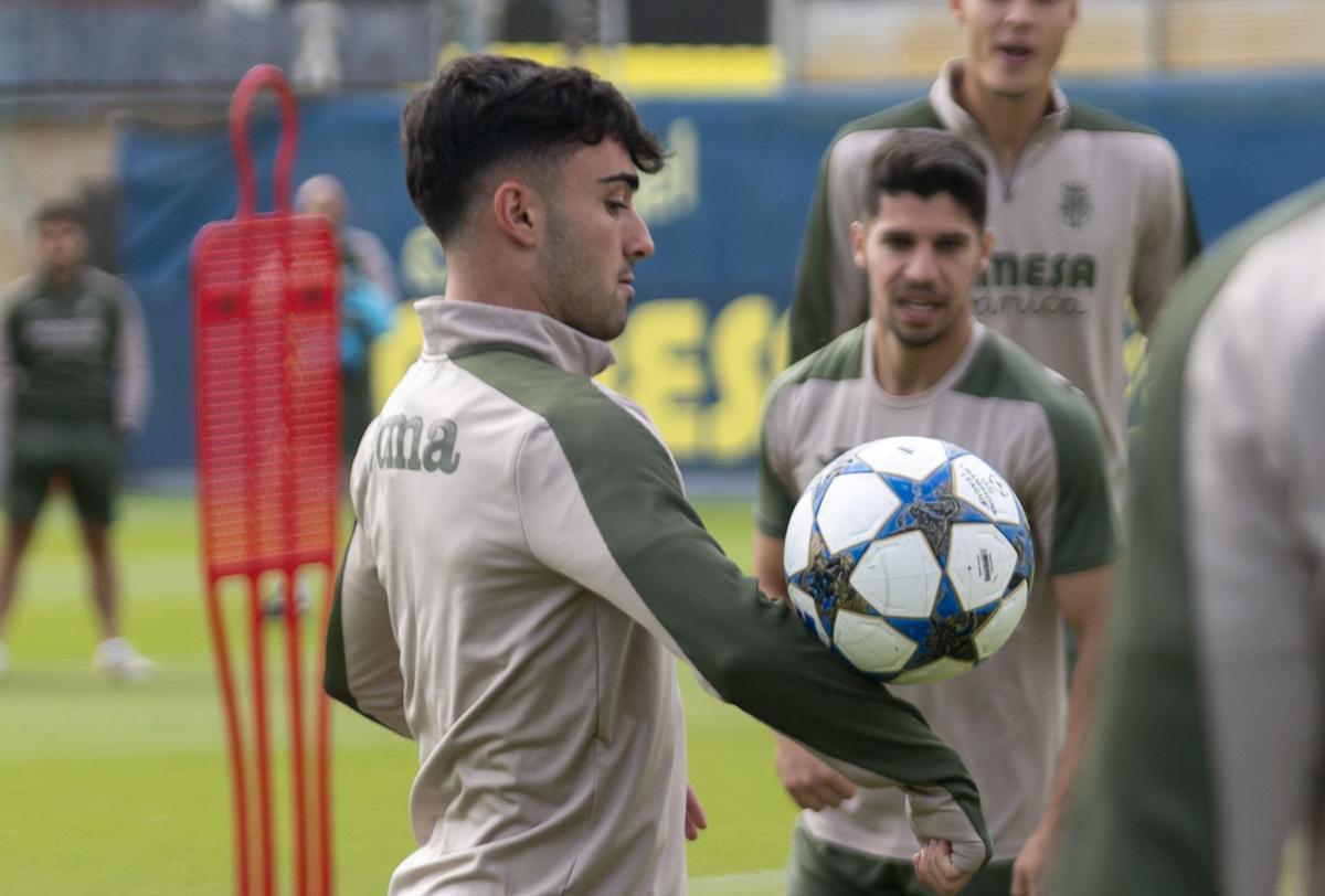 Alberto Moleiro hace malabares con el balón de la Champions League.