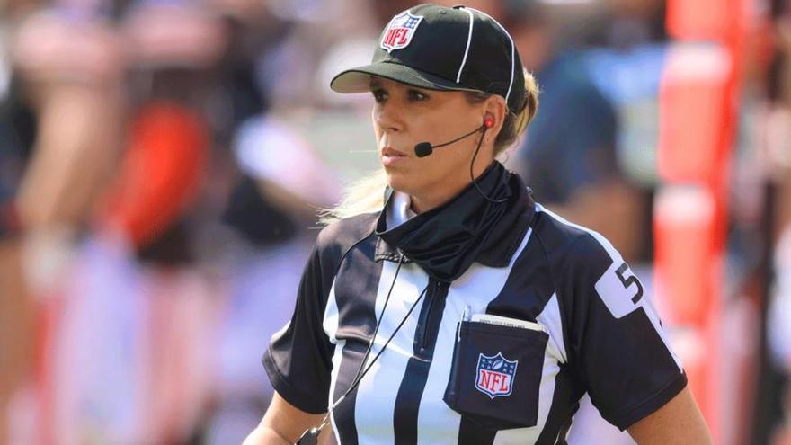 Sarah Thomas, la primera mujer que arbitrará una Super Bowl.