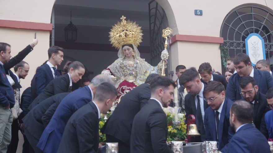 La lluvia precipita el rosario de enfermos de la Pastora