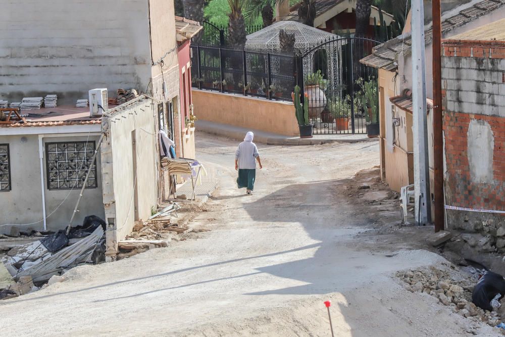 Obras de reparación de la CHS de la mota del río que cedió en Almoradí durante la DANA. Muchas de las zonas afectadas por el paso del agua siguen arrasadas