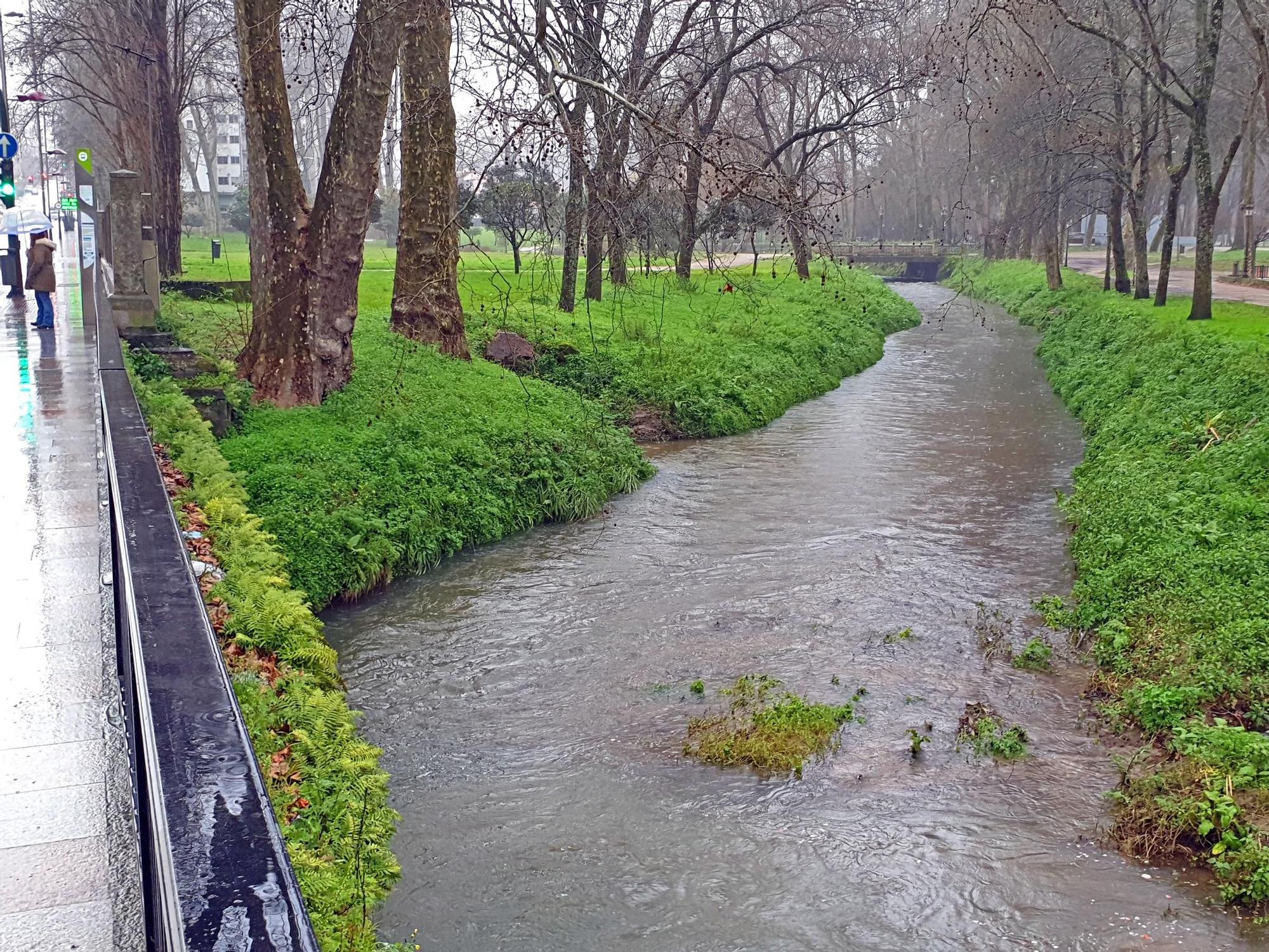 El Lagares, cerca de desbordarse con la intensas lluvias