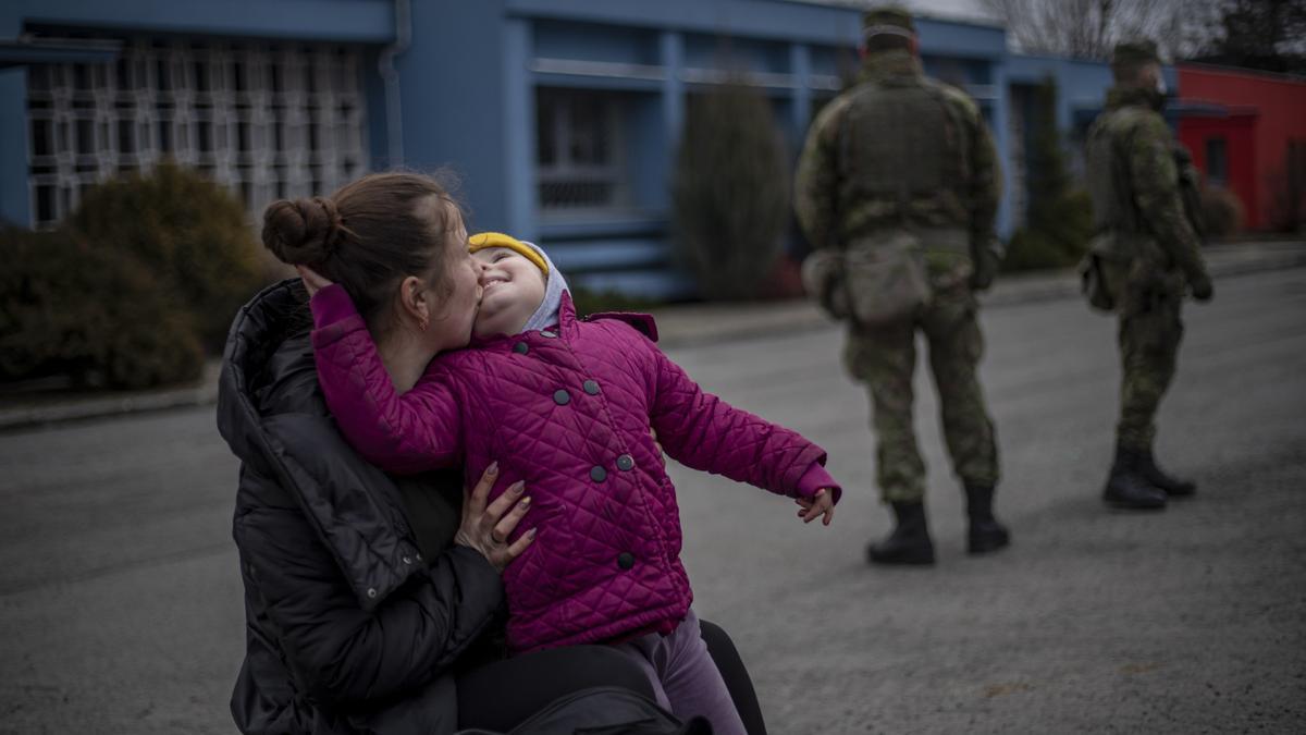 Un niño juega a su llegada a Eslovaquia de Ucrania.