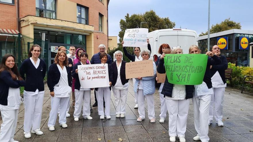 Los empleados concentrados en el centro de Los Canapés, en Avilés.