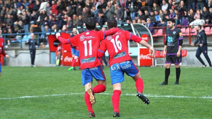 Alfredo y Joni corren abrazados en la celebración del gol de la UD Ourense ante el Bande, ayer en O Couto. // Iñaki Osorio