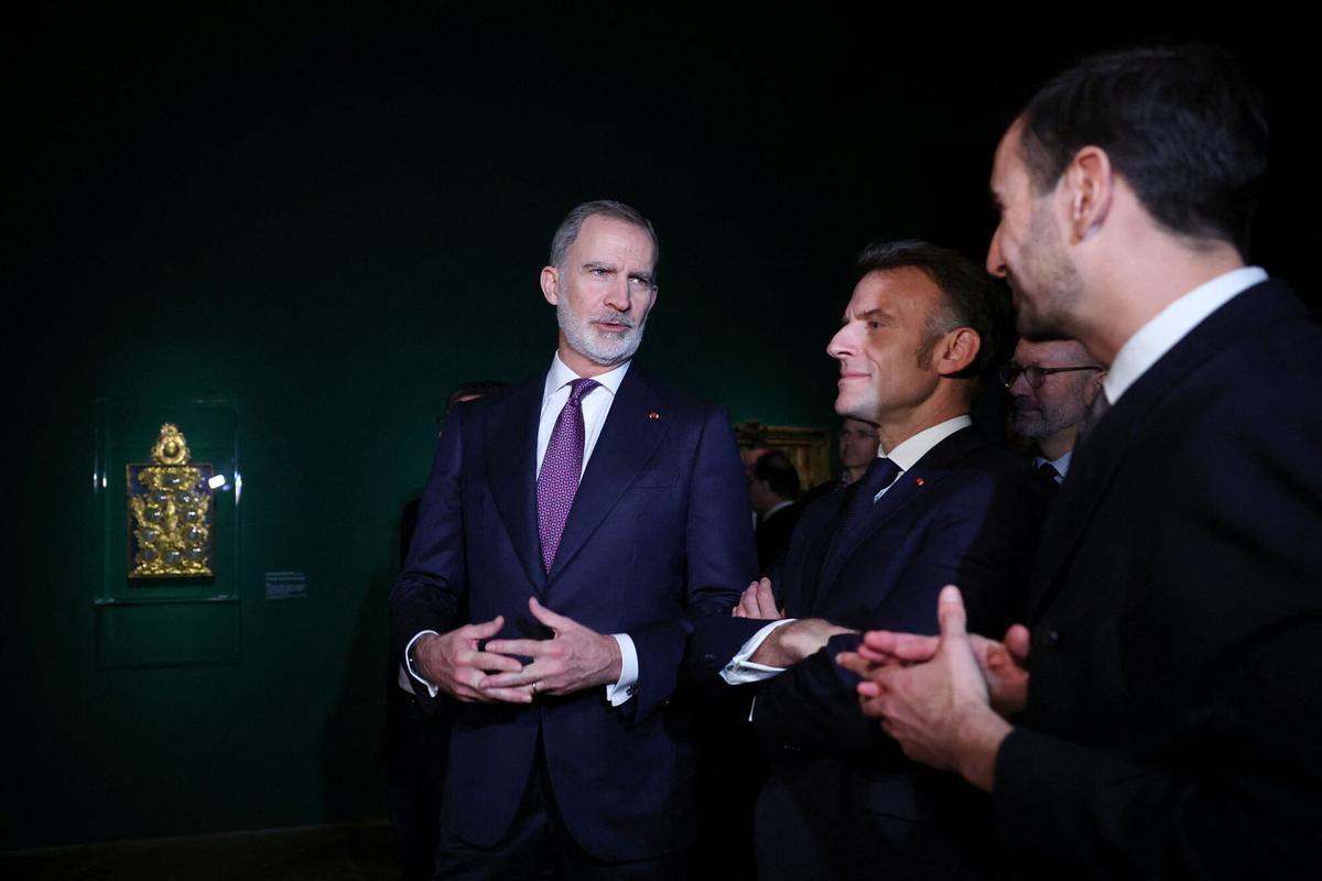El rey Felipe y el presidente Emmanuel Macron, durante la visita a la exposición sobre Luis de Francia en el Palacio de Versalles.