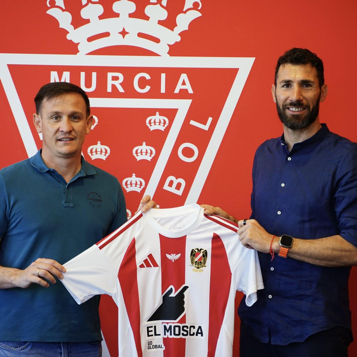 Carlos Cuéllar, a la derecha