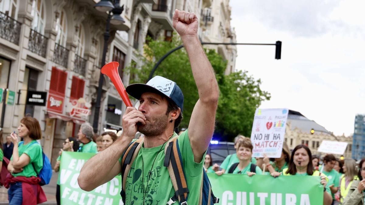 El centro de València se vio desbordado el viernes por la manifestación de profesores.