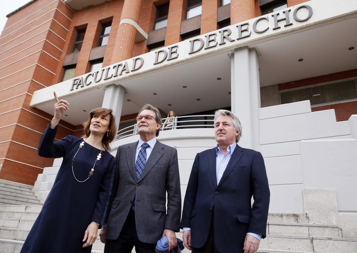 GRA031  MADRID  16 02 2017 - El expresidente catalan Artur Mas  c   acompanado por el director del master en Gobernanza y Derechos Humanos  Antonio Rovira  d   y la decana de la Facultad de Derecho  Yolanda Valdeolivas  i   antes de pronunciar una conferencia sobre  Cataluna en la Union Europea del siglo XXI  dentro del citado master de la Universidad Autonoma de Madrid  EFE Mariscal