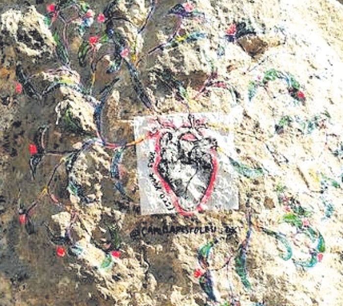 Jóvenes se graban mientras dibujan las rocas del Torrent de Pareis
