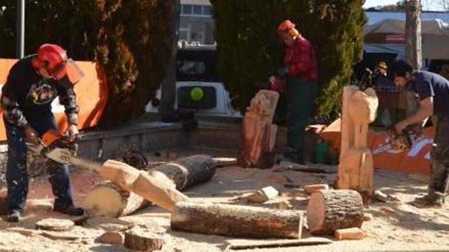 Demostració amb xerracs de com convertir troncs de fusta en escultures a la Fira de Reis de Casserres, ahir