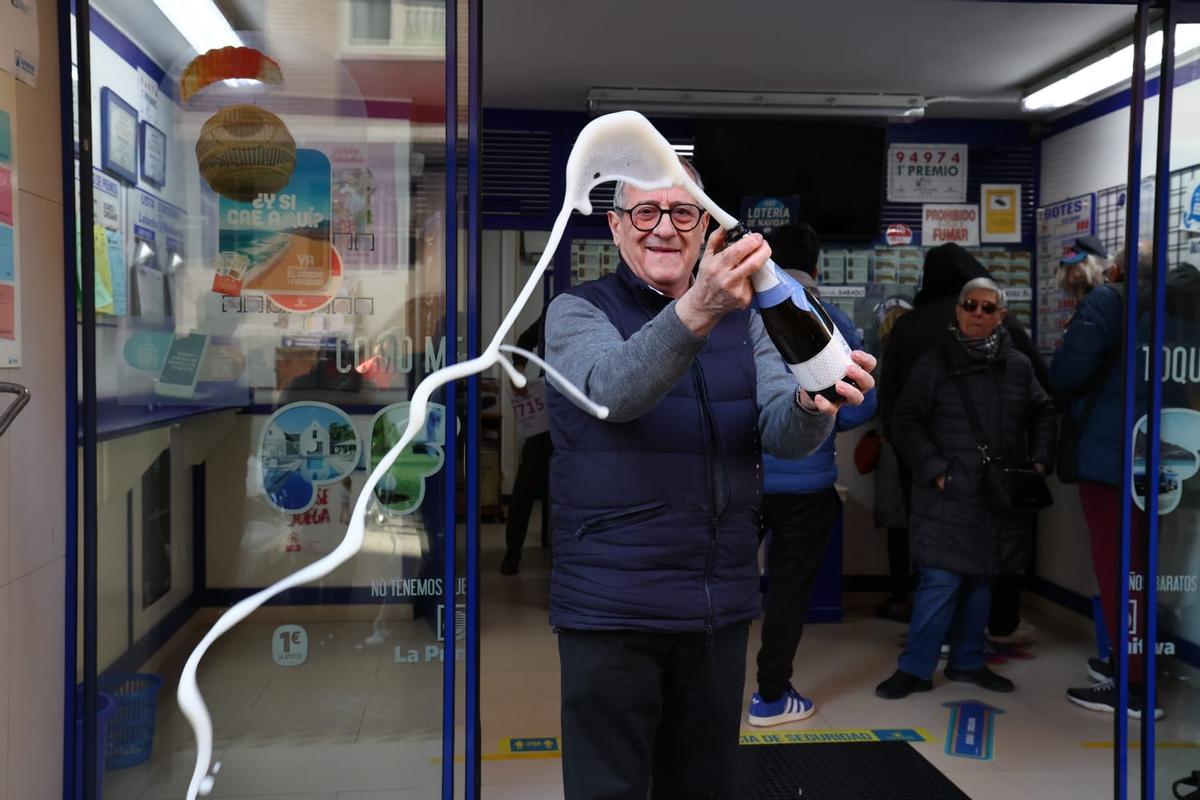 La administración de la calle La Salina en Zaragoza ha repartido un quinto premio, el 77715.