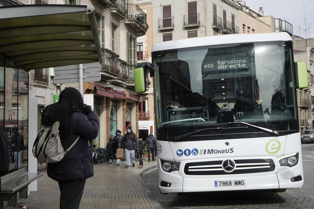 Un bus directe a Barcelona de Monbus a la parada de la plaça de Valldaura de Manresa