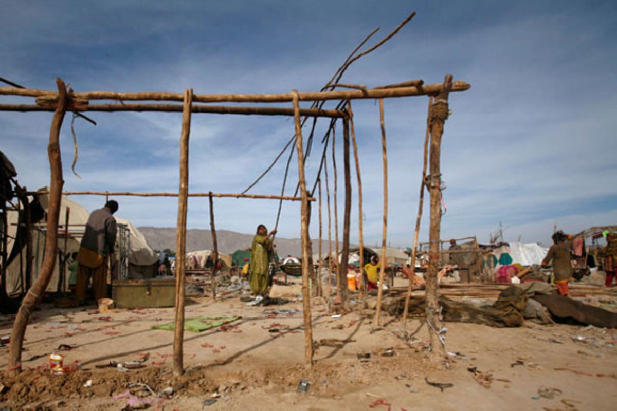 Els habitants de la localitat pakistanesa de Quetta recullen les tendes que han usat com a refugi després de les recents inundacions i preparen la tornada a casa seva.