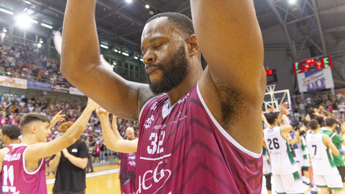 Shaquille Cleare festeja la victoria del Força Lleida ante el Cáceres en el 'playoff'.