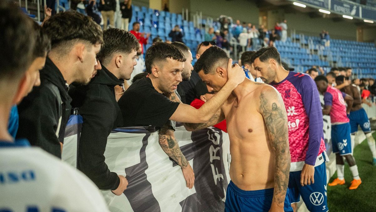 Maikel y Enric Gallego, recibiendo el apoyo de aficionados tras el descenso a Primera RFEF.