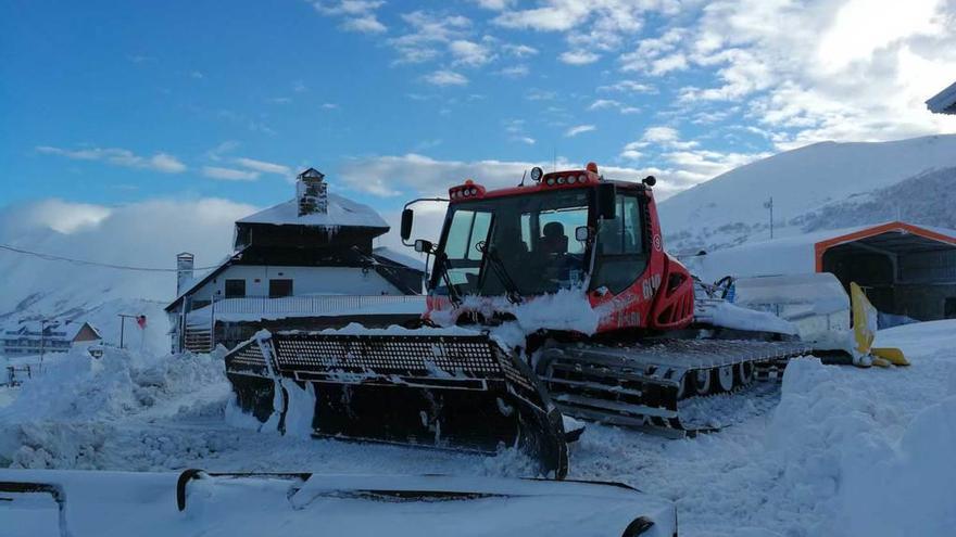 Una máquina, anteayer, trabajando en la estación invernal de Valgrande-Pajares.