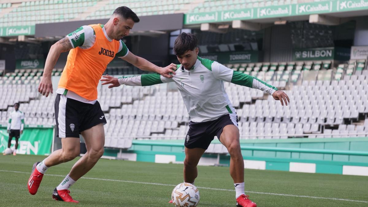 Adri Fuentes y Kevin Medina pugnan por un balón en un entrenamiento llevado a cabo en El Arcángel.