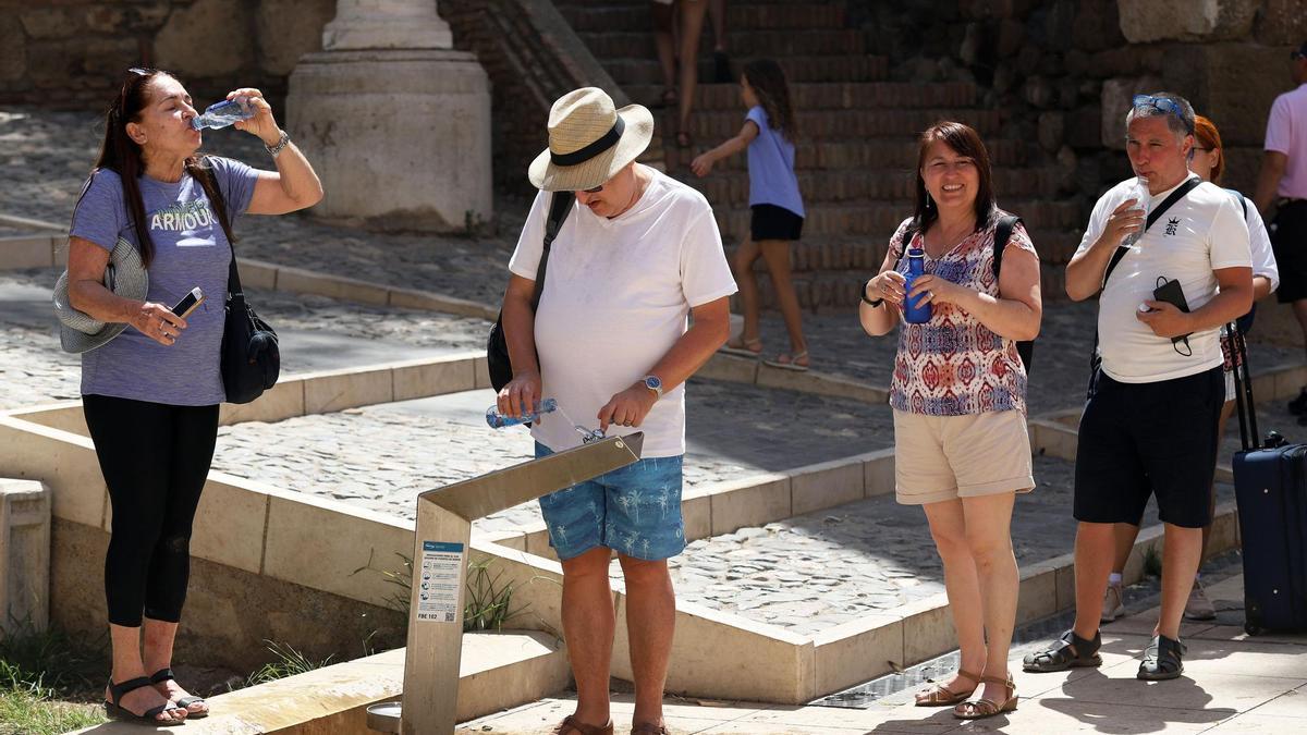 Malagueños y turistas hacen frente a la ola de calor que hoy sufre la ciudad que ha llegado a los  40º grados de máxima a 26 julio de 2022 en Málaga, Andalucía.