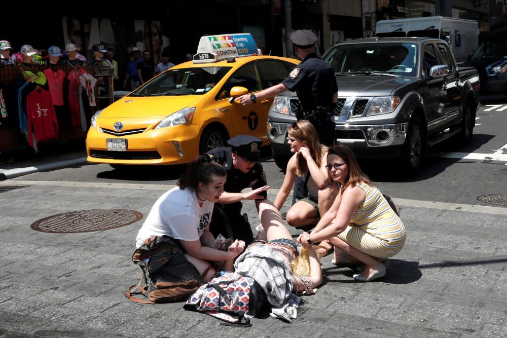 Un coche atropella a una multitud en Times Square