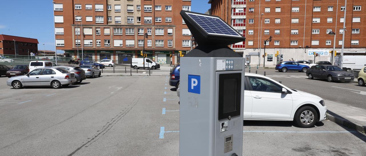 Un parquímetro en una de las zonas de aparcamiento regulado en el entorno de la estación de tren.